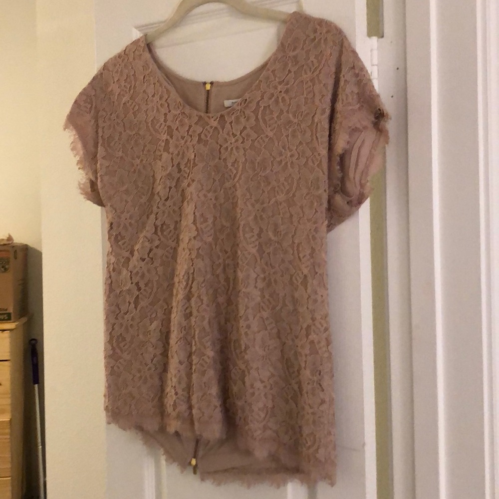 Short sleeve top with lace trim